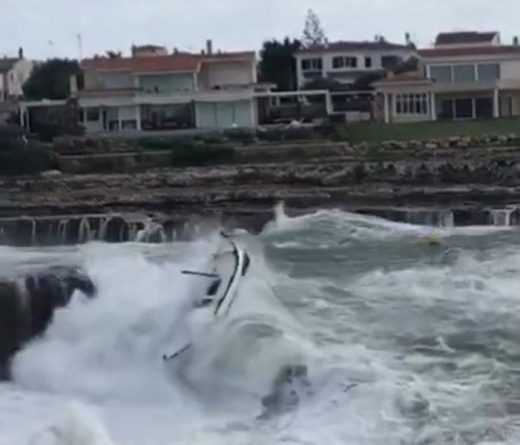 A merced de olas y vientos.