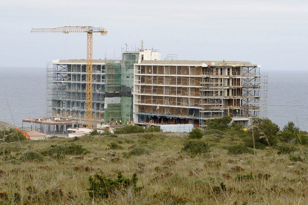 Imagen de las obras en el hotel Castell Playa (Foto: GOB Menorca)