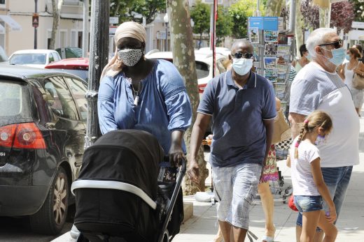 Gente con mascarilla en Ciutadella (Foto: Tolo Mercadal)