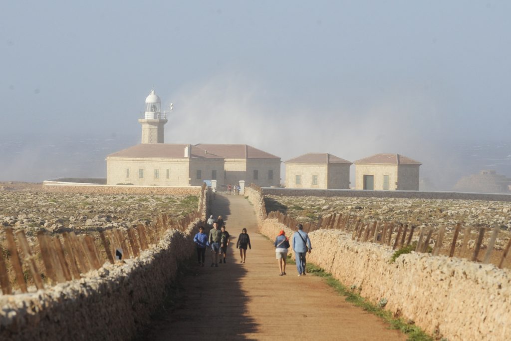 Fuerte oleaje en Punta Nati, en Ciutadella (Foto: Tolo Mercadal)