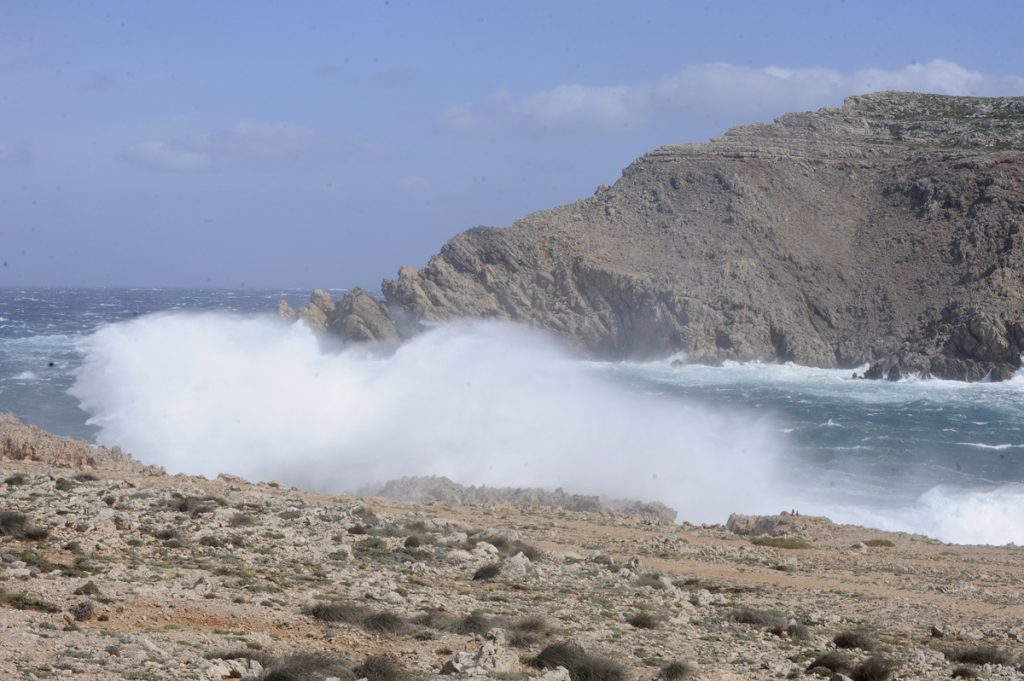 El fuerte oleaje dificulta la navegación estos días en Menorca