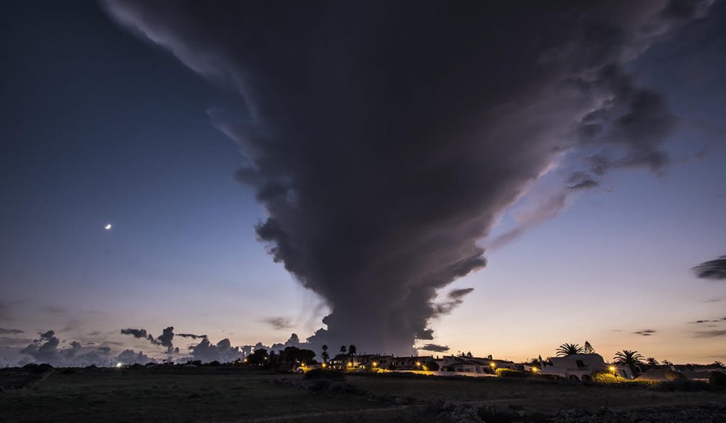 Nube captada desde Sol del Este, en Es Castell (Foto: Mikel Llambías)