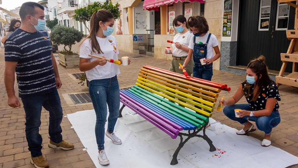 Uno de los dos bancos pintados (Fotos: Ajuntament d'Es Mercadal)