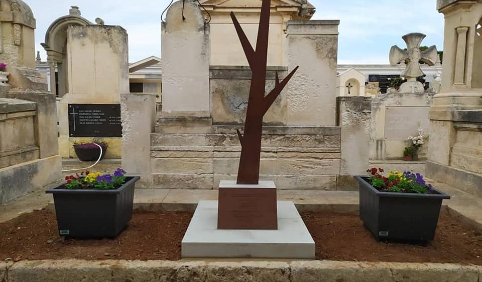 Imagen de la escultura en el cementerio (Fotos: Aj Maó)