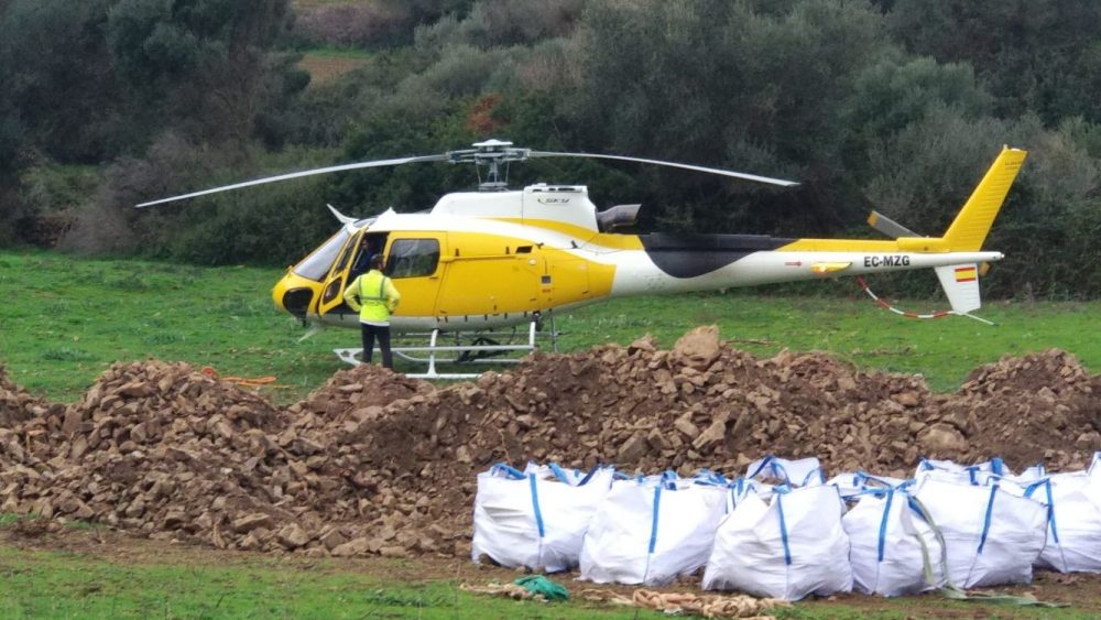 Imagen del helicóptero que transporta la carga a la playa