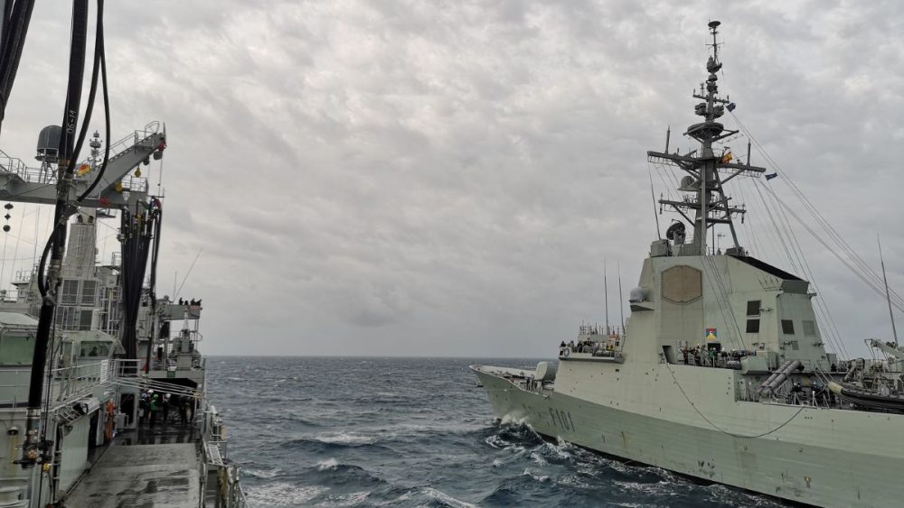 Comienzo de la maniobra de aprovisionamiento de combustible entre el BAC Patiño (en primer plano) y la fragata Álvaro de Bazán (al fondo) (Fotos: Armada Española)