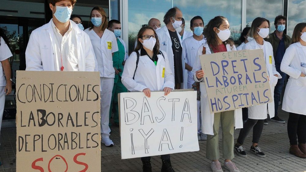 Concentración a las puertas del Mateu Orfila (Fotos: Tolo Mercadal)