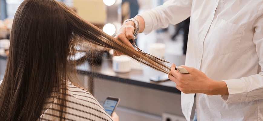 Corte de pelo en una peluquería.