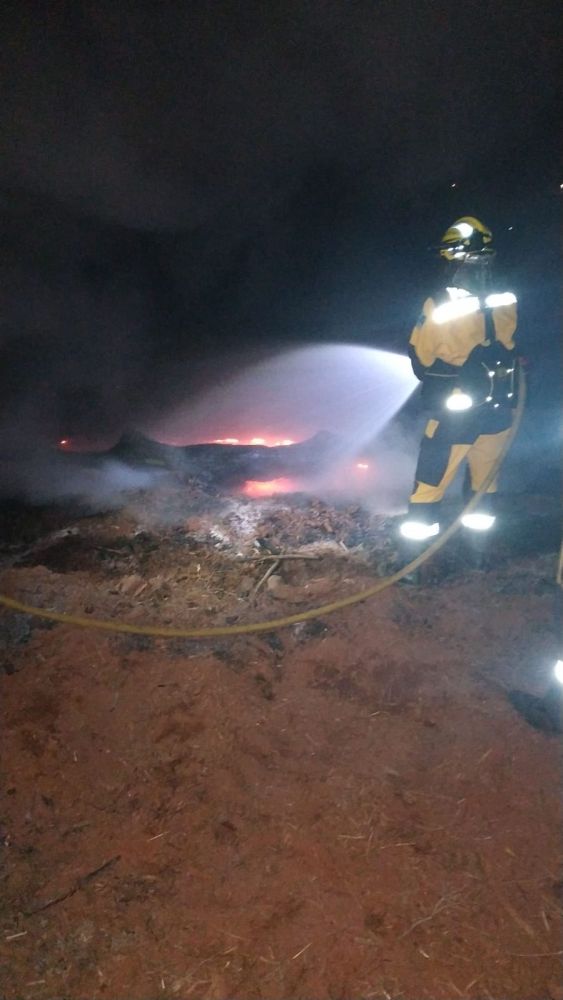 Imagen de un bombero apagando el fuego