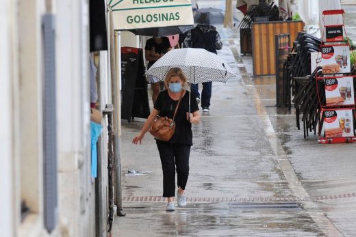 Gente con paraguas caminando por Maó (Foto: Tolo Mercadal)