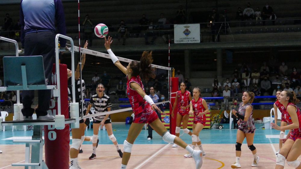 Acción en la red de Maira Westergaard durante el partido (Fotos: Miquel Moll)