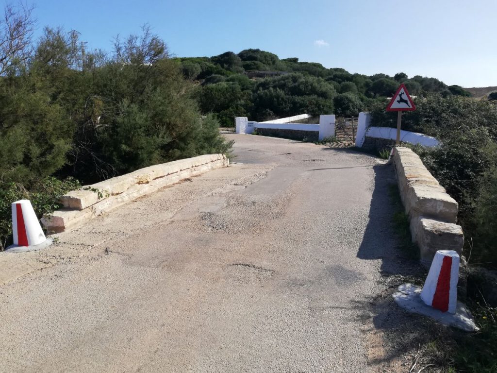 Imagen actual del puente en el camino hacia el faro de Cavalleria