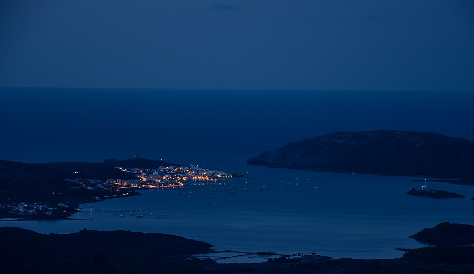 Imagen nocturna de Fornells (Foto: Turisme Illes Balears)