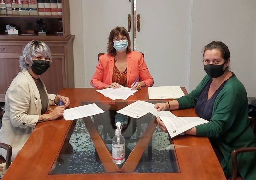 La alcaldesa, Joana Escandell, ha formado el convenio este miércoles en el Ayuntamiento