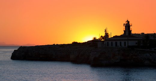 Puesta de sol en Sa Farola de Ciutadella (Foto: Turismo de Menorca)