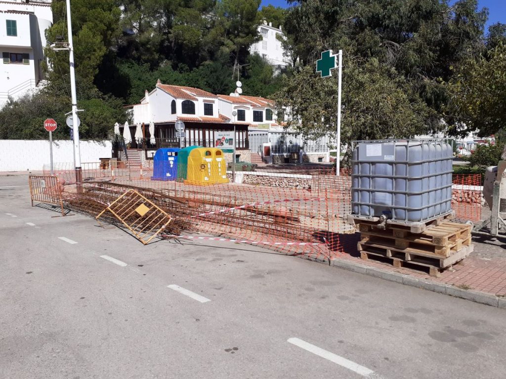 Conjunto de contenedores en la urbanización