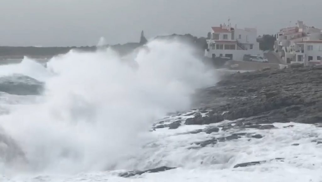 Las altas olas dificultarán el tránsito marítimo (Foto: TOLO MERCADAL)