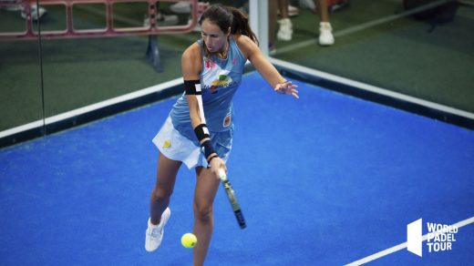 Triay golpea la bola durante el partido de hoy (Foto: World Padel Tour)