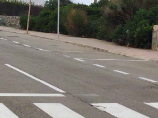 (Fotos) Sant Lluís limita a 30 kmh la velocidad máxima en las urbanizaciones