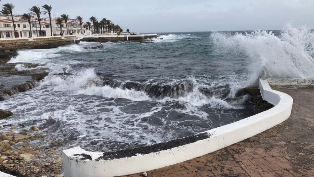 Fuerte oleaje en la costa sur de Menorca (Foto: Tolo Mercadal)