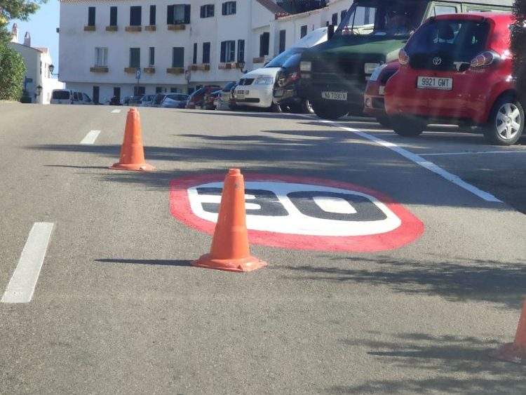 Imagen de las señalizaciones en Cala Torret (Fotos: Ajuntament de Sant Lluís)