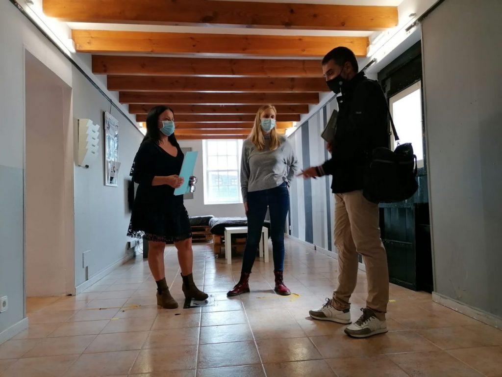 Dos técnicos, junto a la regidora de Joventut Naomi Toomey (Foto: Ajuntament de Sant Lluís)