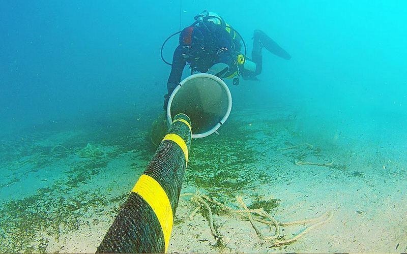 Instalación del primer cable eléctrico submarino entre Menorca y Mallorca