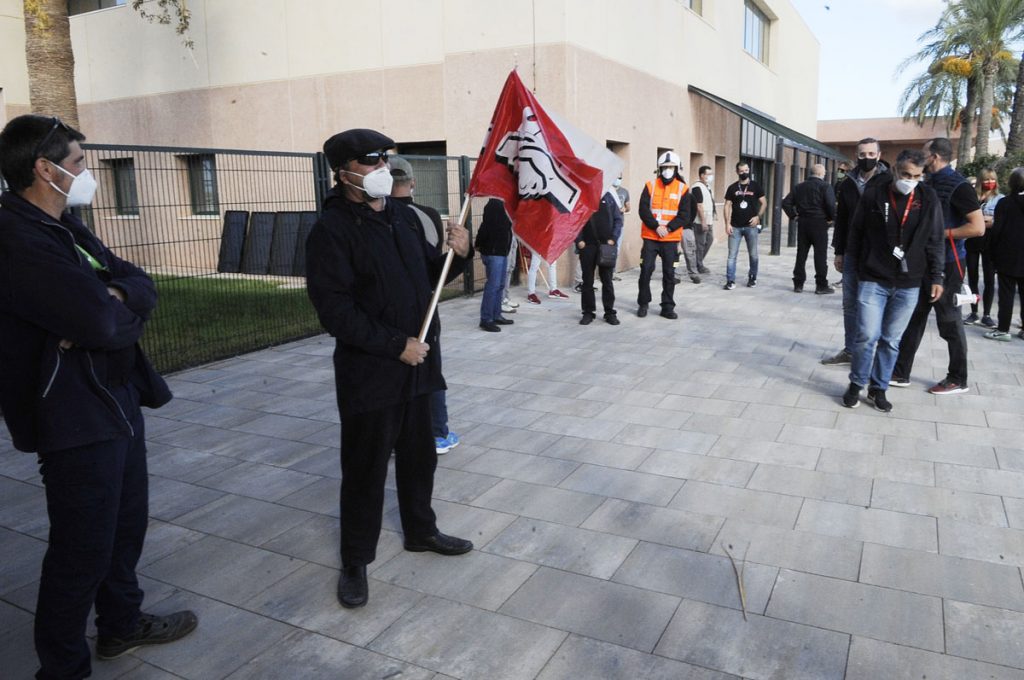 Un momento de la concentración frente al edificio de Aena (Foto: Tolo Mercadal)