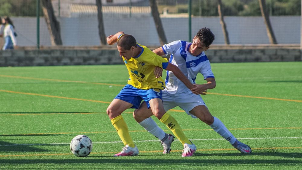 Acción del partido del Villacarlos ante el Europa (Foto: Itziar Gómez)