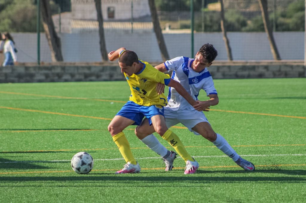 Acción del partido del Villacarlos ante el Europa (Foto: Itziar Gómez)