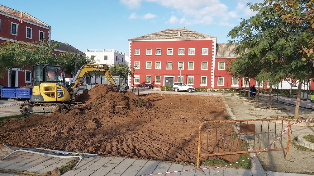 Maquinaria trabajando en la plaza (Foto: Ajuntament d'Es Castell)