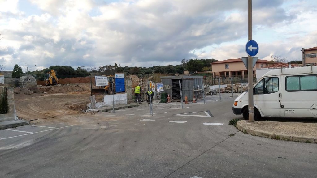 Aparcamiento al lado de la escuela Ruiz y Pablo