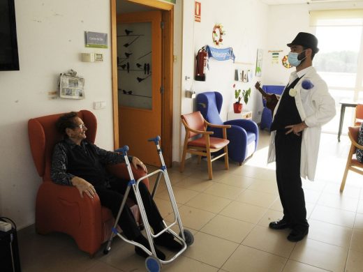 (Galería de fotos) Humor, música y alegría en el geriátrico de Sant Lluís