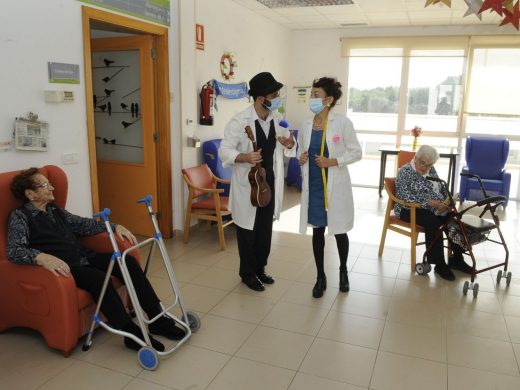 (Galería de fotos) Humor, música y alegría en el geriátrico de Sant Lluís