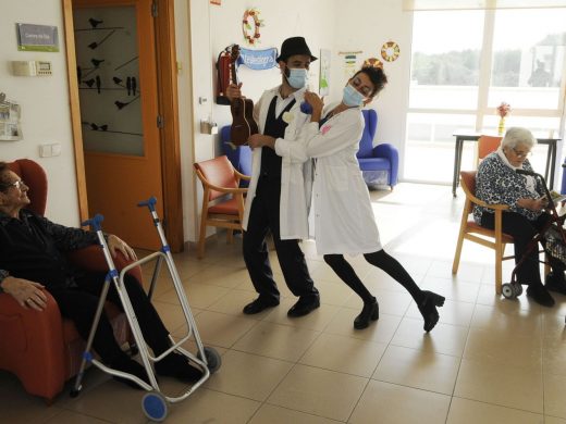 (Galería de fotos) Humor, música y alegría en el geriátrico de Sant Lluís