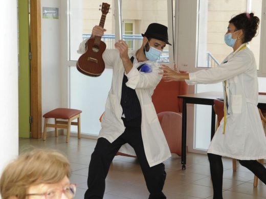 (Galería de fotos) Humor, música y alegría en el geriátrico de Sant Lluís