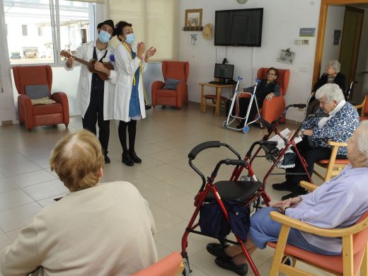 (Galería de fotos) Humor, música y alegría en el geriátrico de Sant Lluís