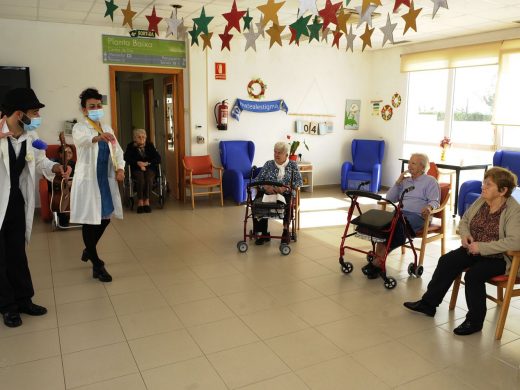 (Galería de fotos) Humor, música y alegría en el geriátrico de Sant Lluís