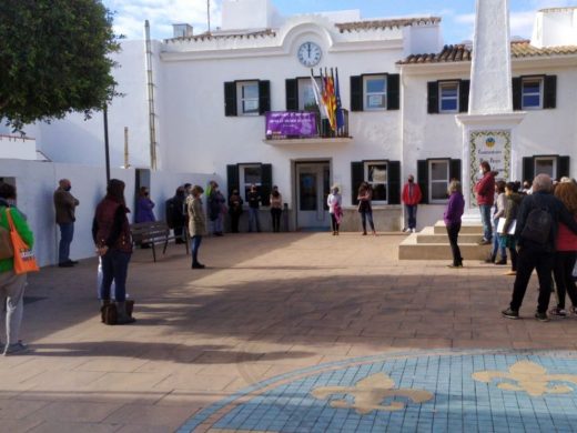 Apoyo en Menorca al Día Internacional por la Eliminación de la Violencia contra la Mujer