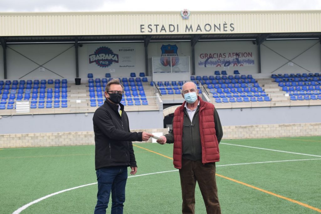 Entrega del donativo en el campo del CD Menorca