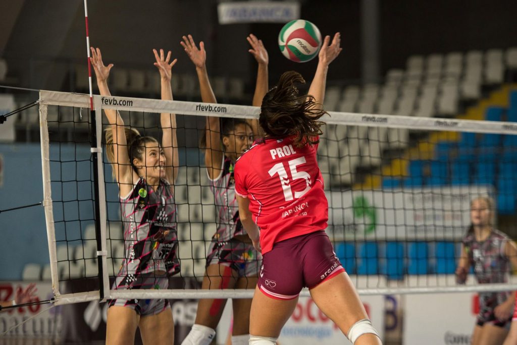 Remate de Prol ante el bloqueo menorquín (Foto: RFEVB)