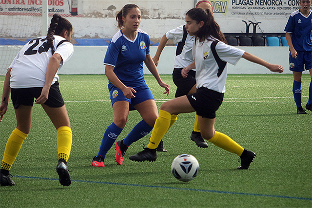 Una acción del partido (Fotos: deportesmenorca.com)