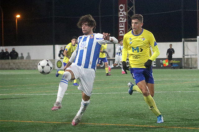 Acción del partido en Es Castell (Fotos: deportesmenorca.com)