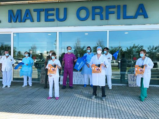 Concentración a las puertas del Mateu Orfila (Foto: Tolo Mercadal)