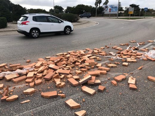 (Fotos) Susto en la ronda de Maó con los ladrillos