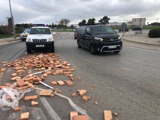 (Fotos) Susto en la ronda de Maó con los ladrillos