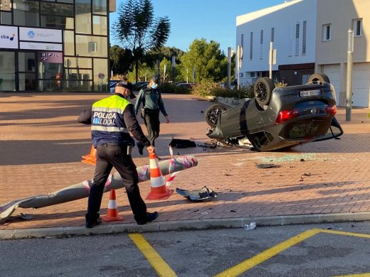 (Fotos y vídeo) Abrupto final a una persecución policial en Es Mercadal