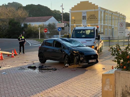 (Fotos y vídeo) Abrupto final a una persecución policial en Es Mercadal