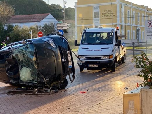 (Fotos y vídeo) Abrupto final a una persecución policial en Es Mercadal