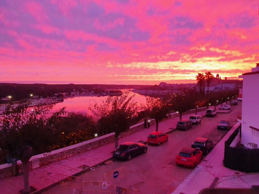 Una postal diferente del puerto de Maó (Foto: Nando Andreu)